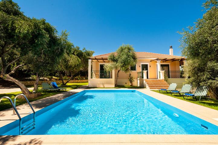 Private pool★Large garden★Wifi★2min drive to beach