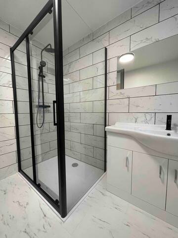 Cheerful 5-bedroom townhouse with free parking gallery image 2