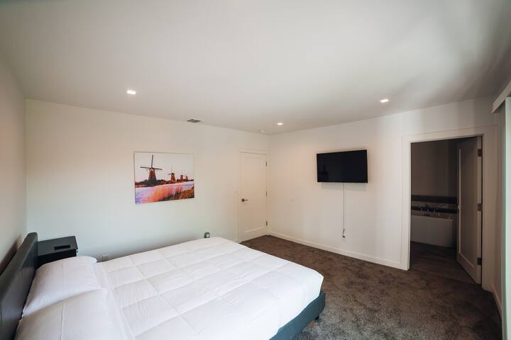 2 Bedroom Hollywood Hills Suite with Spa Tub gallery image 4