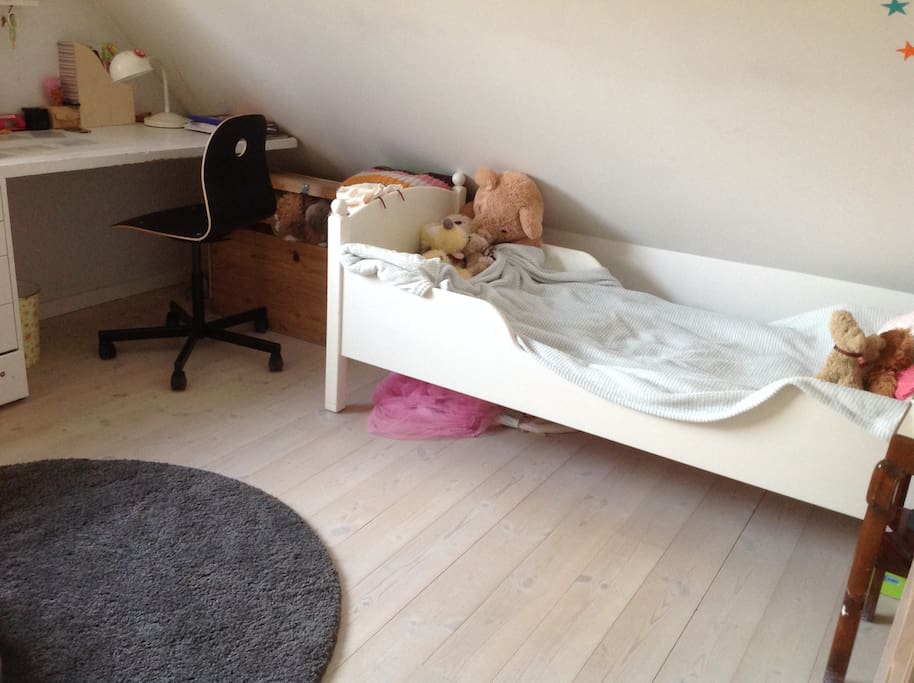 Children's room with single bed