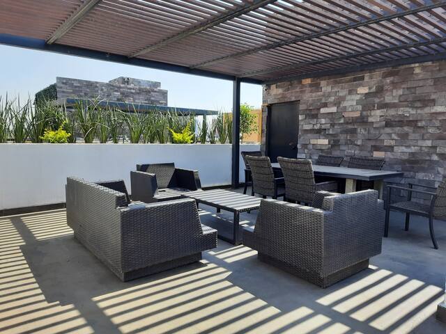 Chic with Loads of Sun & 3 Balconies Near Reforma gallery image 2