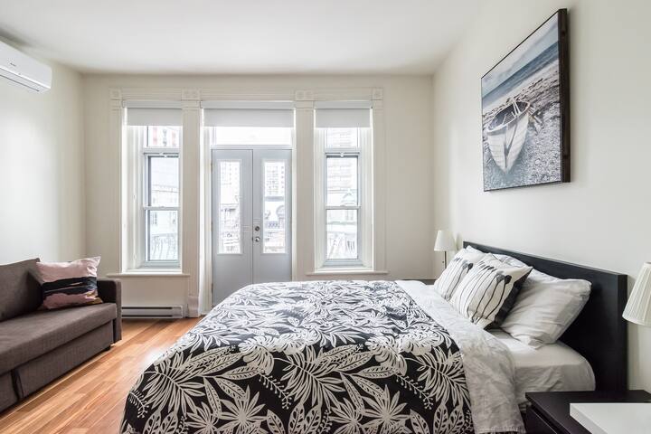 Friends&Family Big Renovated Downtown FREE PARKING gallery image 2