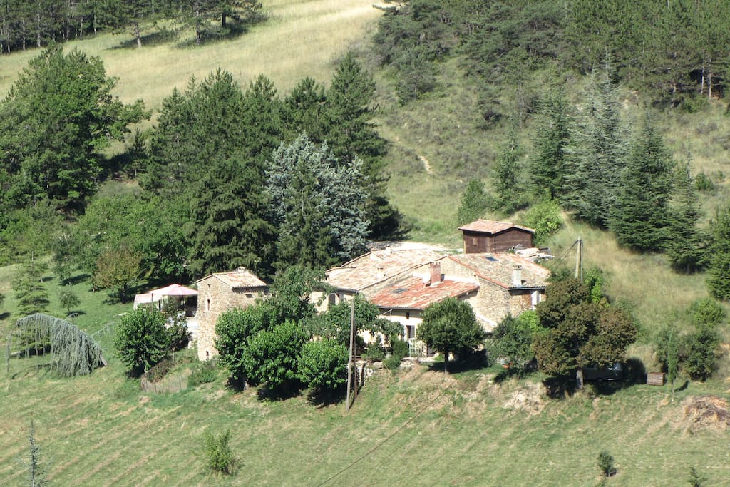 Au cœur de la nature, sur un terrain de plusieurs hectares de landes et forêts, départ de GR et sentiers vtt.