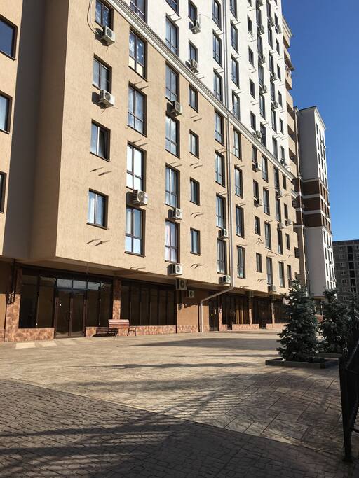 Дом расположен в спальном, современном районе Сочи. В шаговой доступности магазины, кафе, детские развлечения.