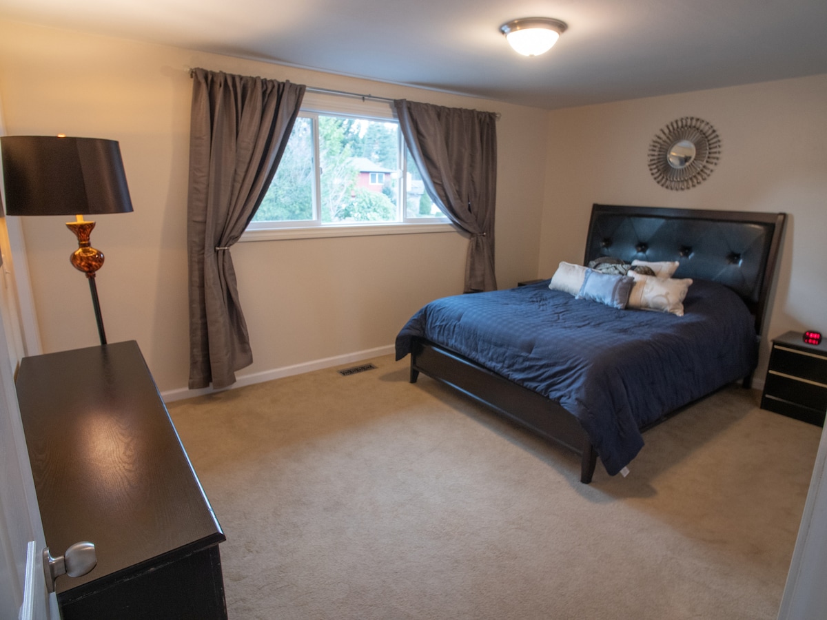 主卧配备标准双人床