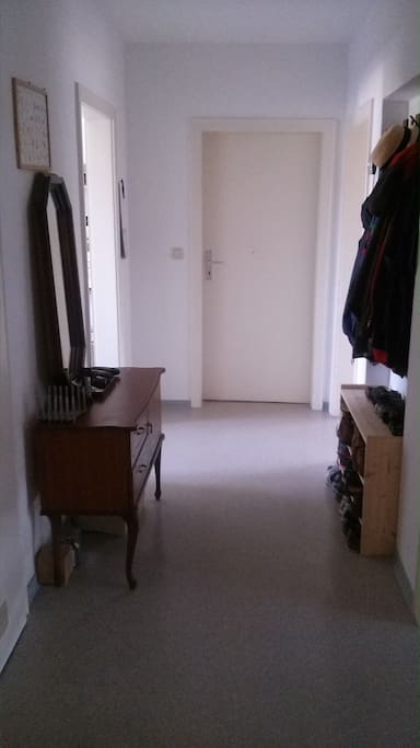 Flur / Entrance hall