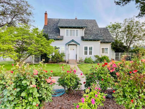 Gather & Relax | 1930s Farmhouse by Vineyards
