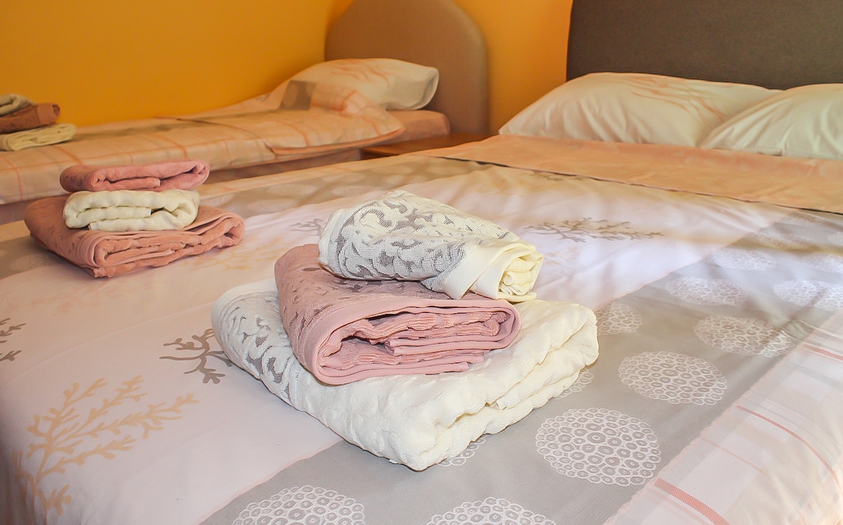 Dormitorio principal, una cama doble y una cama individual.