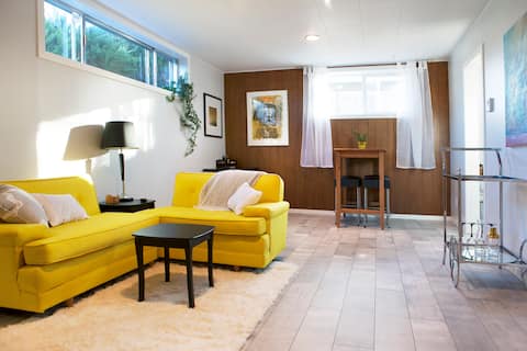 Bright and Cheery In-law Suite (Licensed)