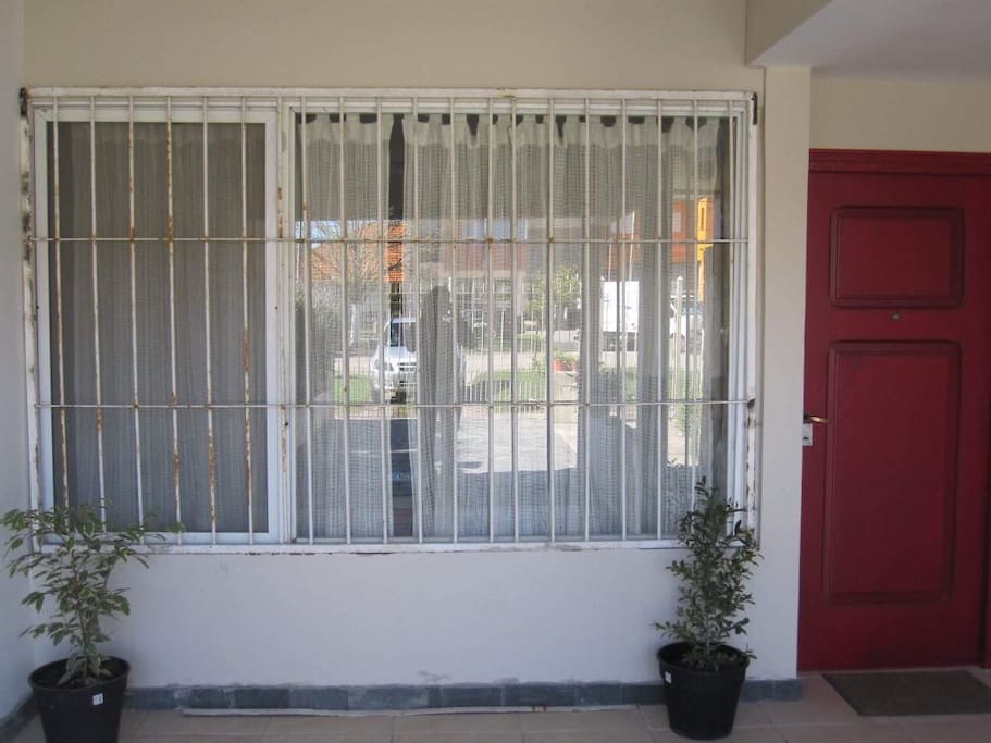 Puerta y ventanal del frente de la casa
