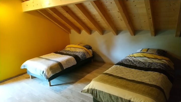 Жълто и сиво единично легло. 