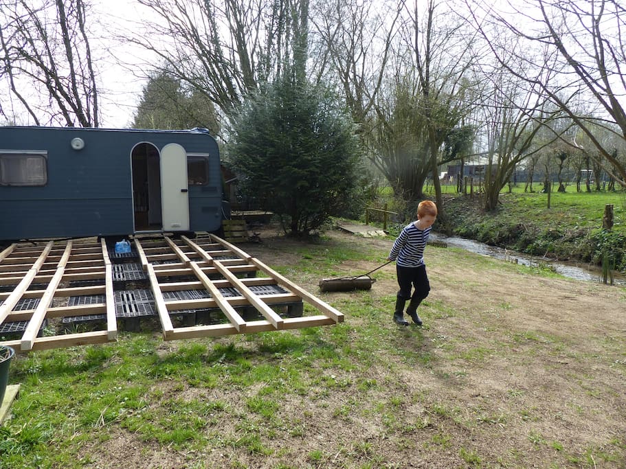 Construction de la terrasse et aménagement du terrain avec l'aide d'Adam et Lili...