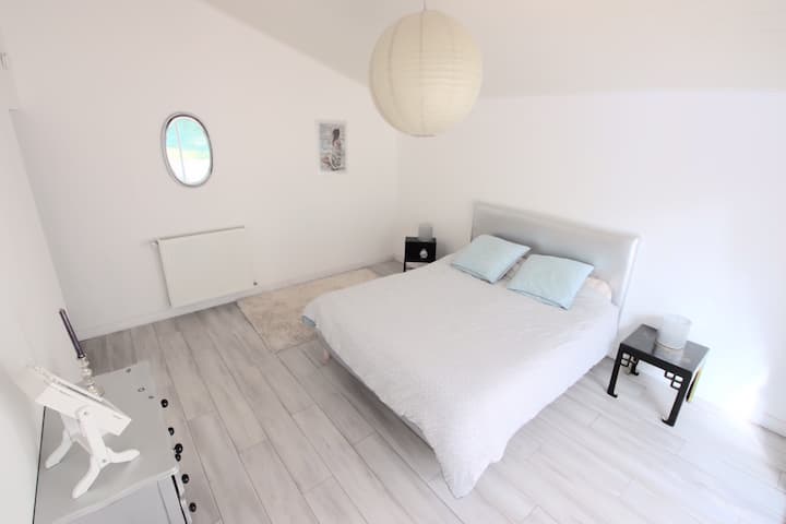 Chambre 1
1 lit de 160
1 couette de 220X240