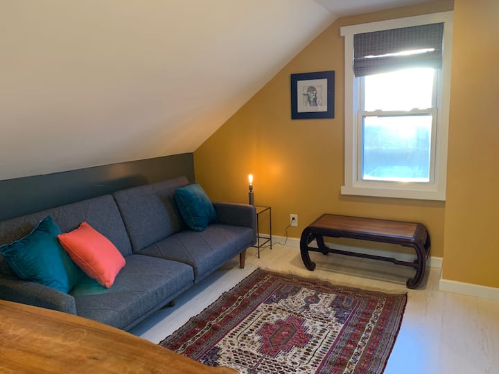 Štúdiová spálňa s veľkým  gaučom 