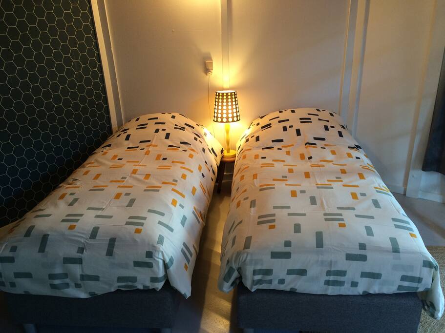 De bedden beneden (hier kan ook een 2-persoonsbed van gemaakt worden)/The beds downstairs (they can also be converted to a 2-person bed)