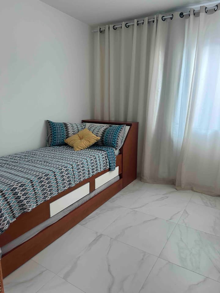 Spálňa na 1. poschodí s jednolôžkom a pomocnou posteľou. 