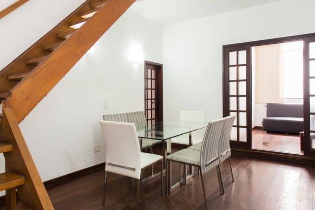 sala jantar pav inferior/ quarto sofá cama casal ao fundo
