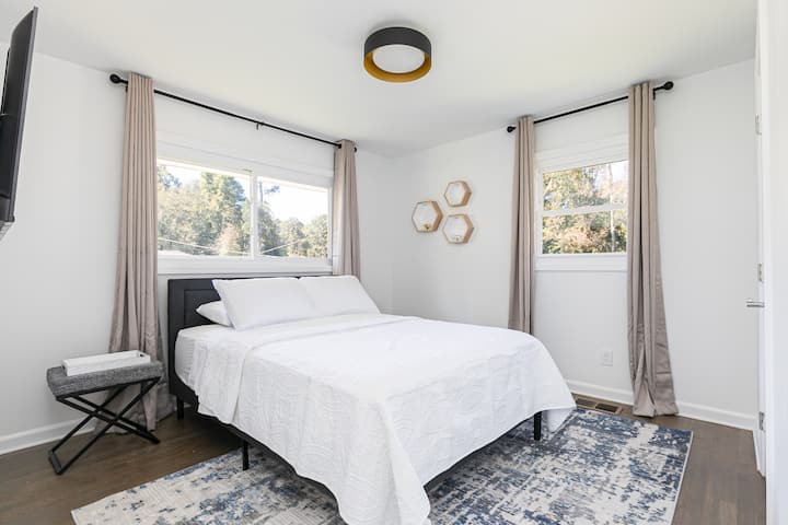 غرفة نوم واسعة تضم سريرين كوين.  شواحن USB على جانبي السرير!