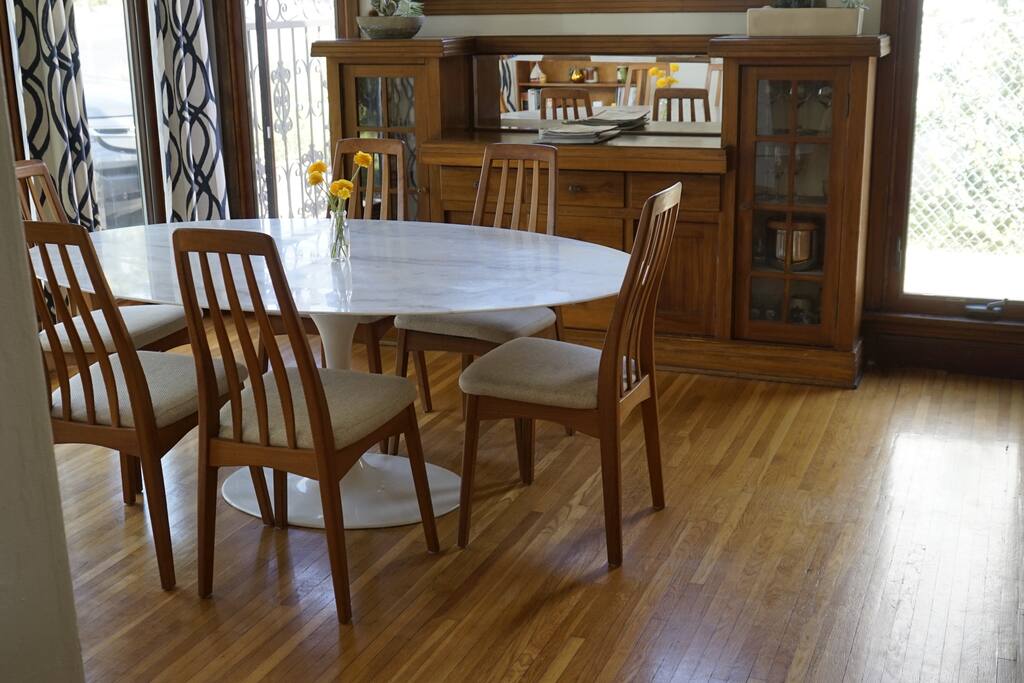 Dining room.