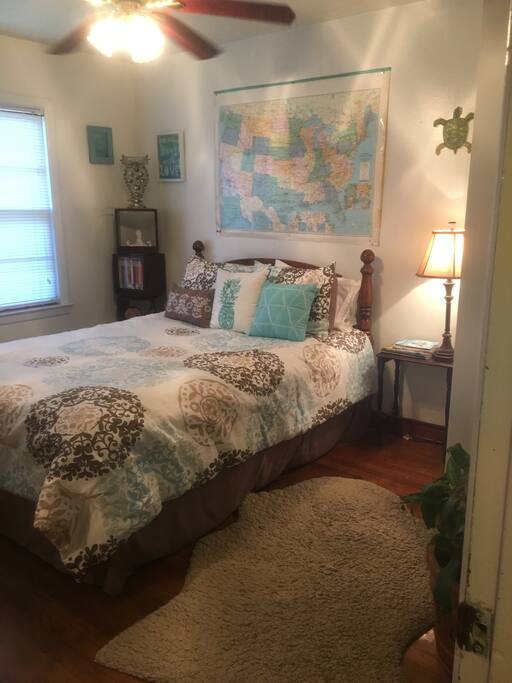 Come snuggle on the queen size bed after a day of traveling and sightseeing.