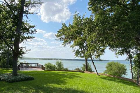 Lakefront fun for 14+pets w/game room*deck*sunsets