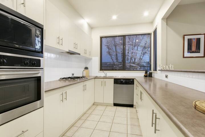 Family Holiday Home at Quiet Point Lonsdale Beach gallery image 3