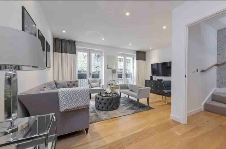 Amazing Townhouse – 4 Bed Interior Designed gallery image 2