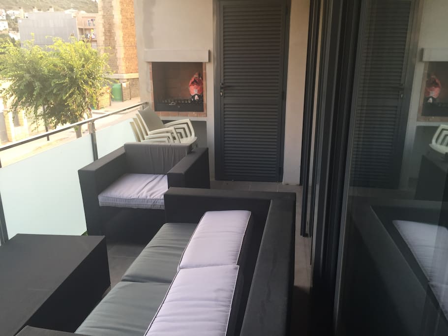 Terraza con sofás y BBQ
