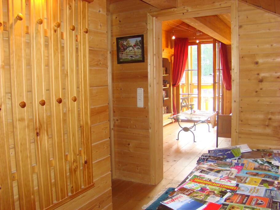 Flur mit Blick ins Zimmer