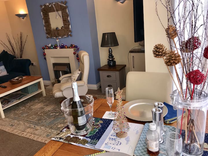 La table est prête pour Noël, les décorations sur la cheminée., vous mettre dans l'esprit des fêtes.
