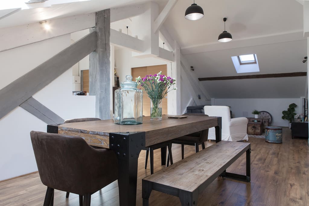 Table à manger pour 6-7 personnes.