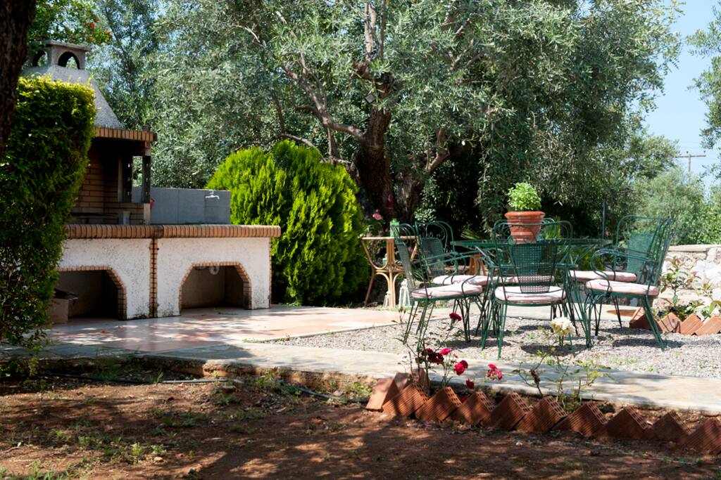 Relax in different corners of the garden - common space / BBQ