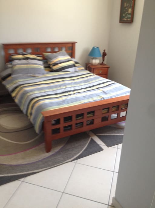 chambre avec télé placard