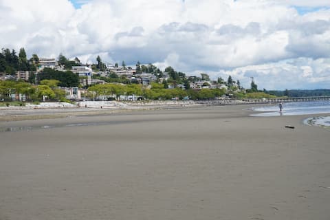 Seaside 2 bedroom suite w/deck.  Fully licenced!