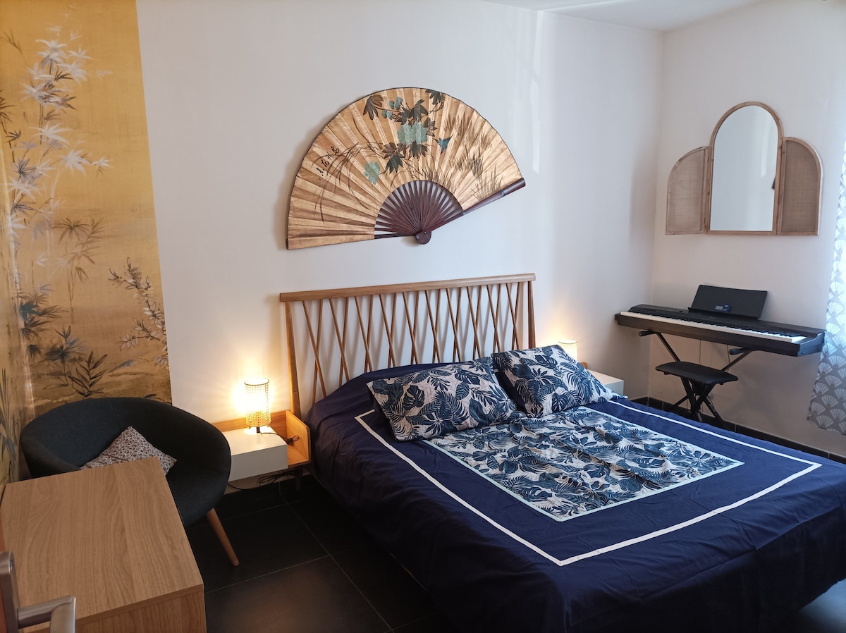 Жолткревет во спална соба
160