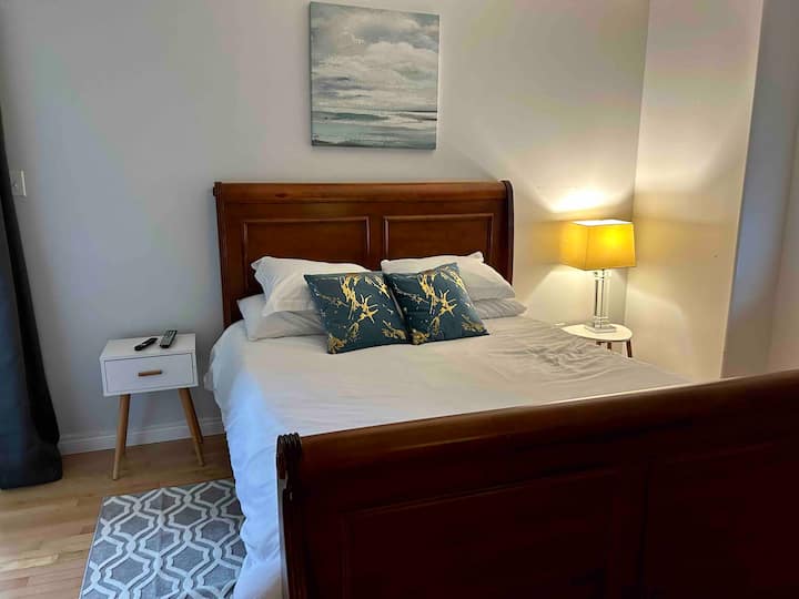 Chumba kikuu cha kulala kilicho na beseni la jakuzi ndani ya chumba na uingie kwenye kabati la nguo.