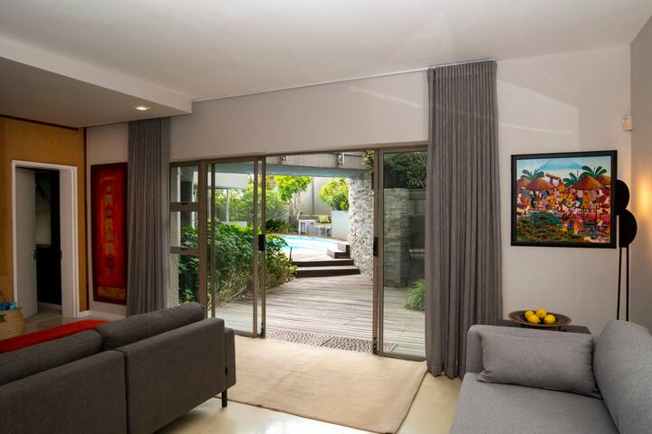 Brand new luxury guest suite in Camps Bay + pool