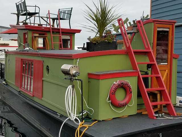 Sugar Shack Houseboat on Lake Union