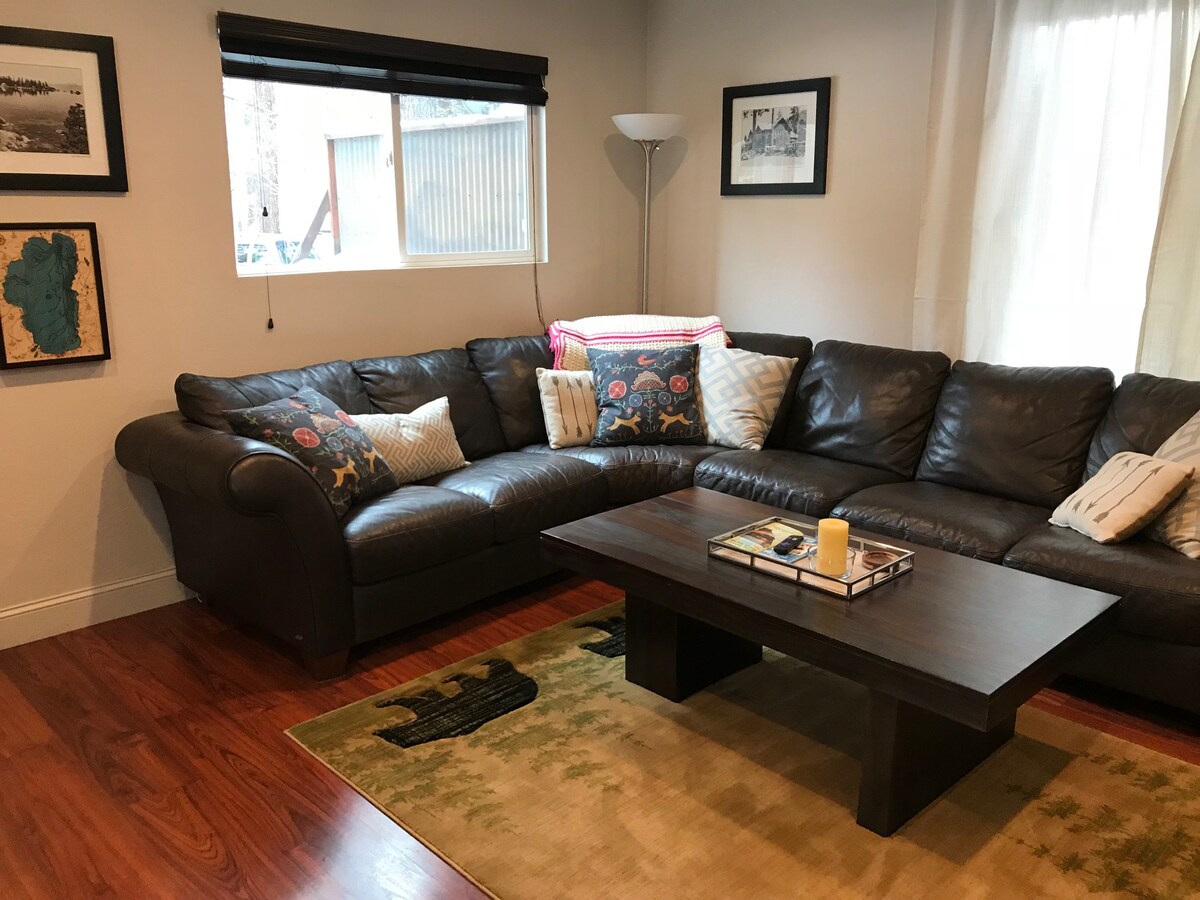 Popular Airbnb listing: Cozy cabin: short stroll to beach and restaurants! in Kings Beach