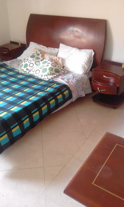 Cama doble con mesas auxiliares