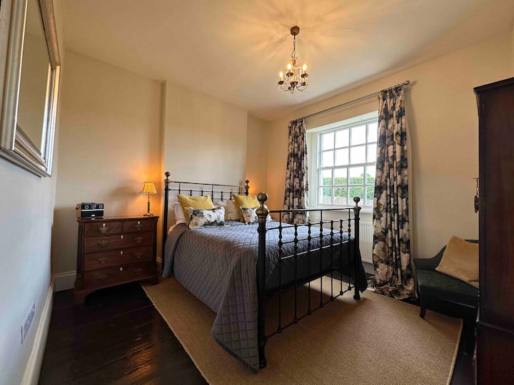 Მეორე საძინებელი დიდი ზომის საწოლით სააბაზანოს მოპირდაპირედ, სპილენძის აბაზანით