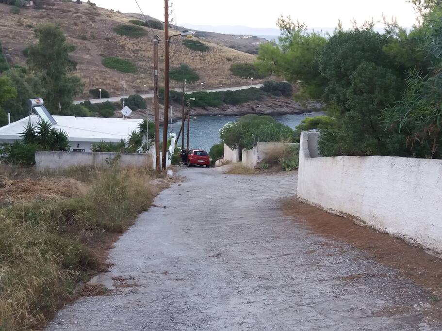 Μονοπάτι οδηγεί από το σπίτι στην μικρή παραλία , 5 λεπτά με τα πόδια ..