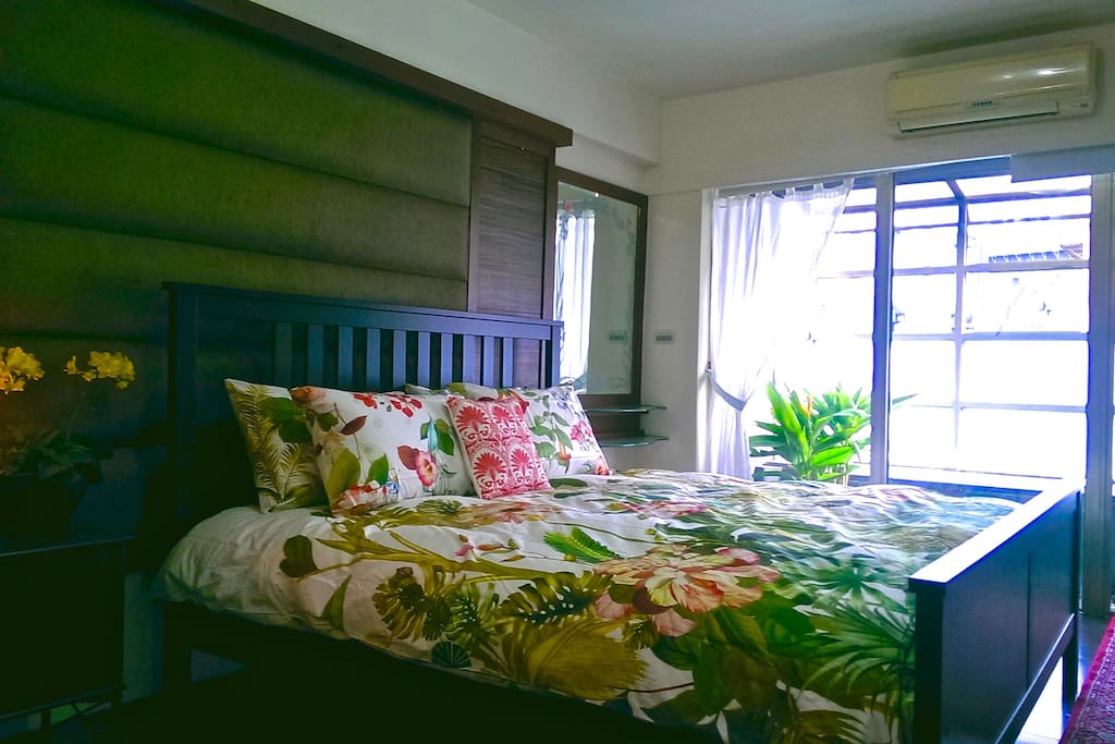 Master bedroom, brand new king size bed, a single bed is next to it, a room with its own patio and light-blocking curtains.