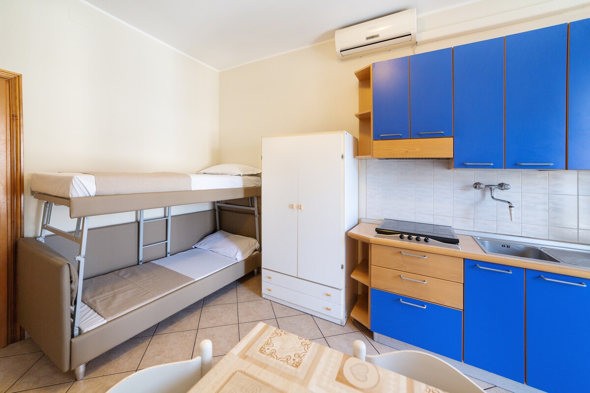 Სამზარეულო ორსართულიანი საწოლით