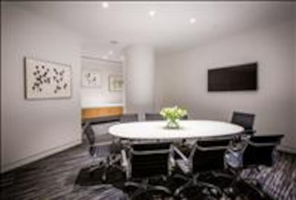 Building Amenities: Meeting Room