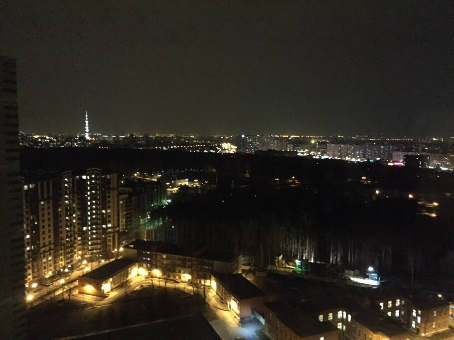 Вид из окна на ночной город