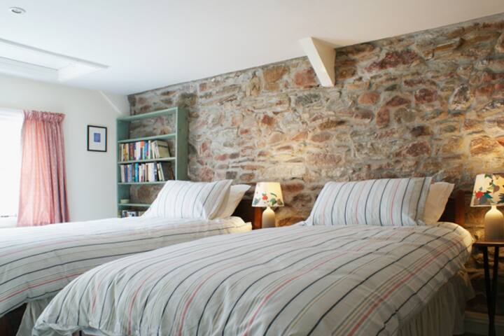 这间双床卧室可俯瞰花园美景。  床可以放在一起。