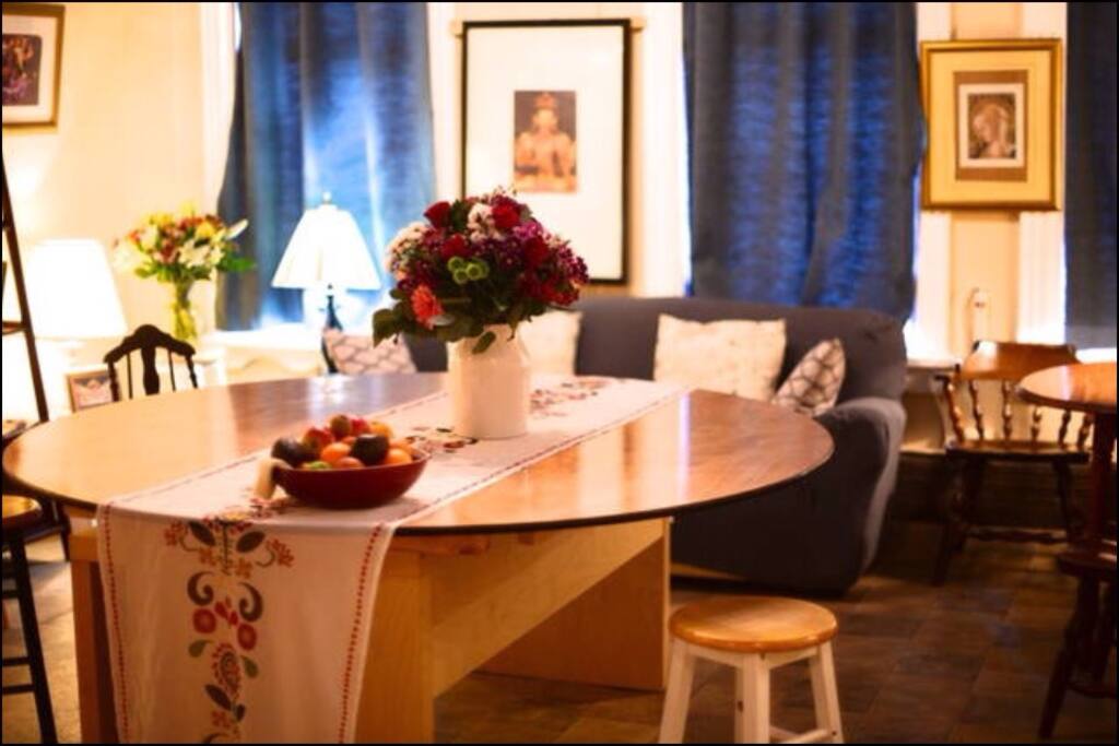 common lounge/breakfast area