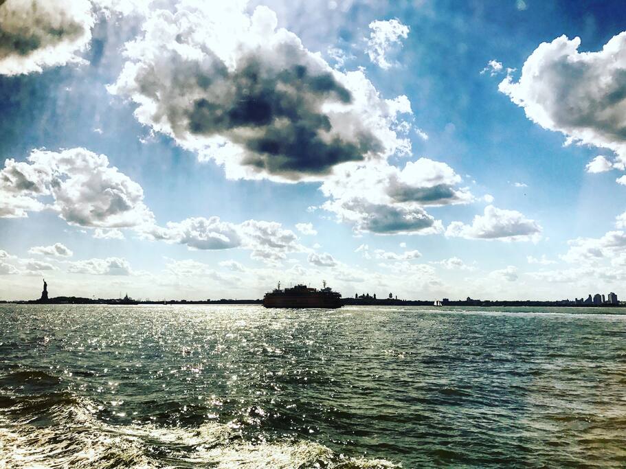 Fast FREE ride to manhattan 5 minutes from our haven.