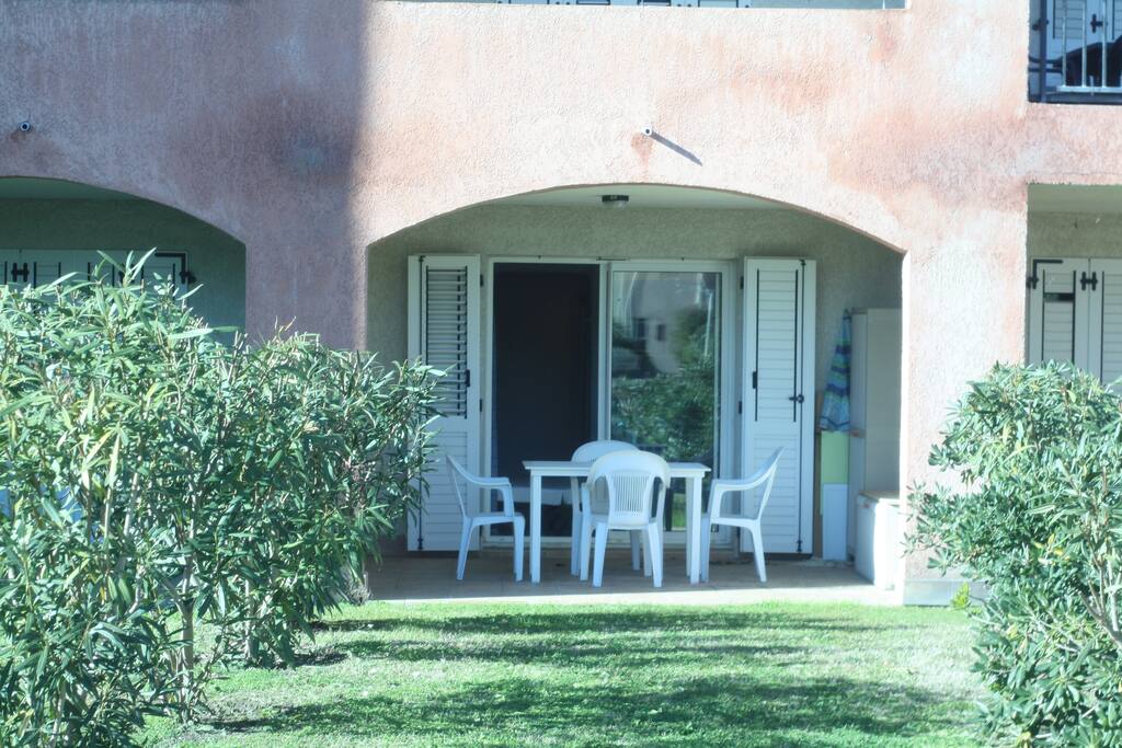 Tarrasse près de la piscine